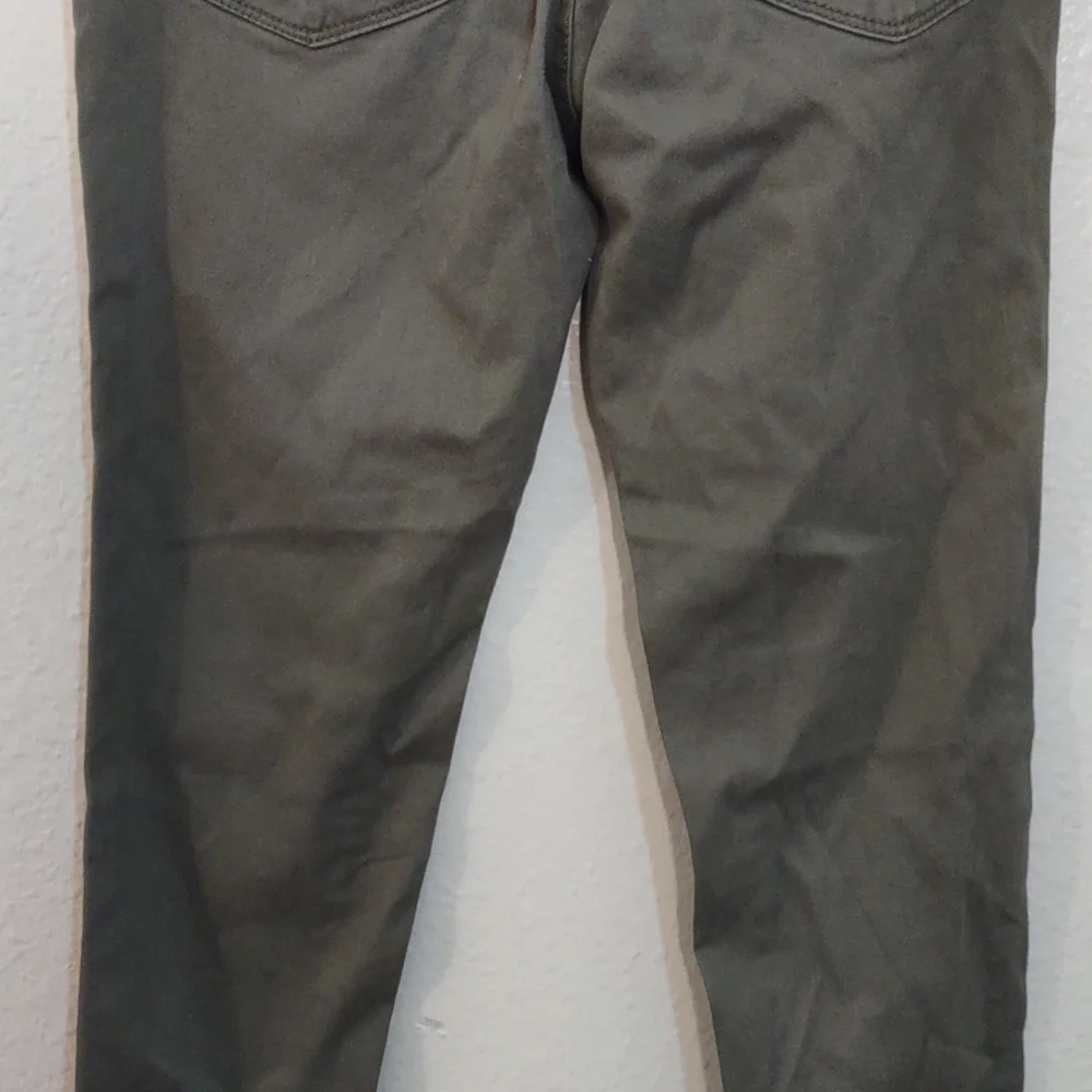 SLIGHTLY USED LEVIS COLOR OLIVE 710 SUPER SKINNY SIZE 25 AS SEEN IN PHOTOS - Picture 9 of 10